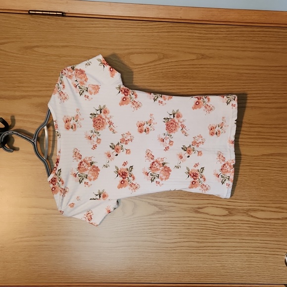 Beautiful floral top - Picture 2 of 3